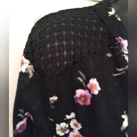 ❤️ SALE ITEM Floral button blouse fits as XL - Picture 3 of 8